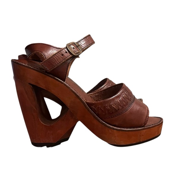 Vintage Thom McAn 70’s Boho Cutout Heels - Picture 1 of 8